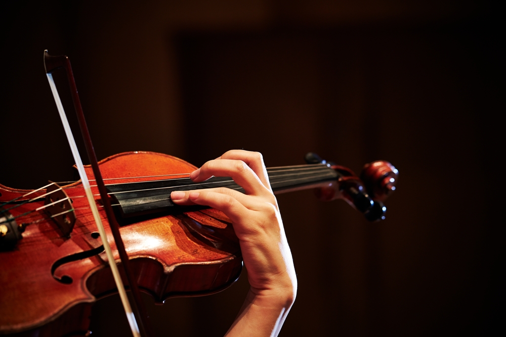 Close-up,Of,Hands,Playing,The,Violin Mano suona violino su sfondo nero