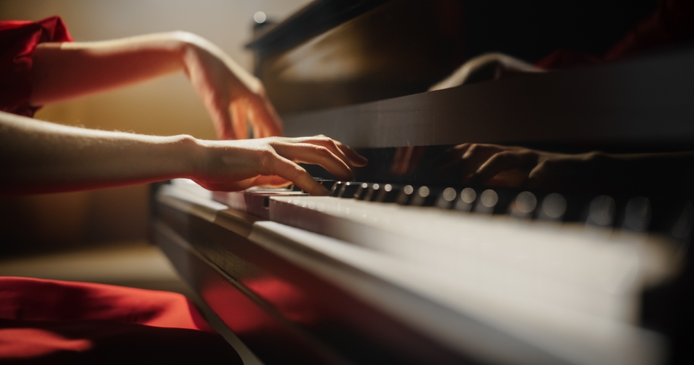 Close,Up,On,An,Anonymous,Pianist,Performing,Classical,Instrumental,Music dettaglio di mani femminili che suonano il pianoforte