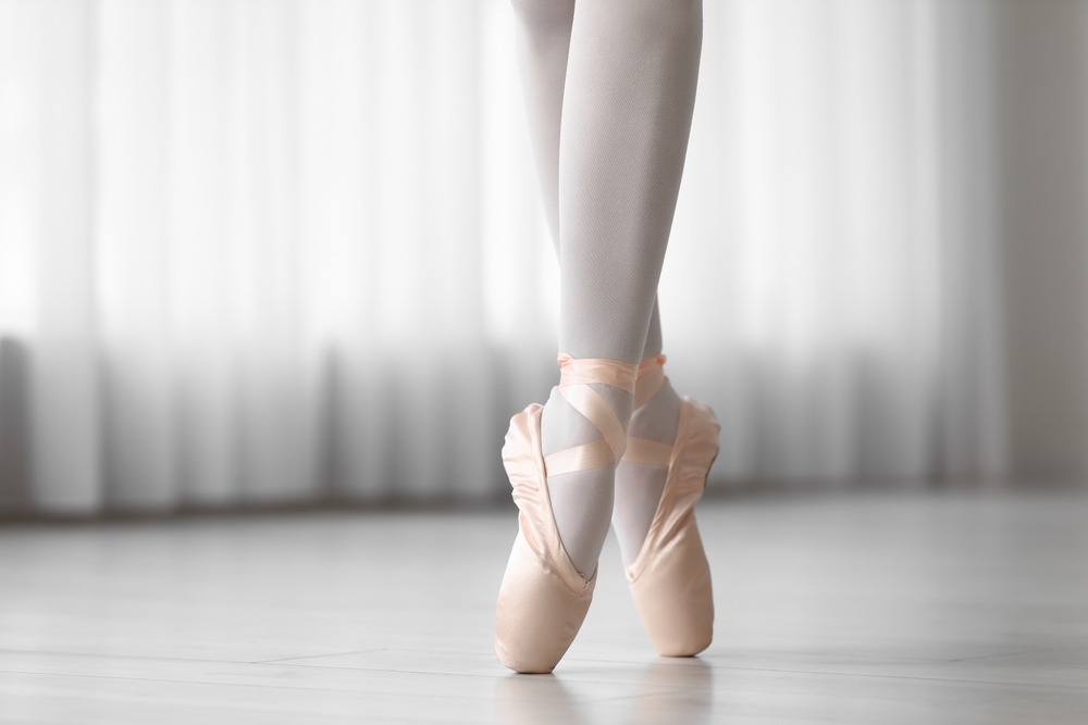 Ballerina in punta di piedi con scarpette di danza