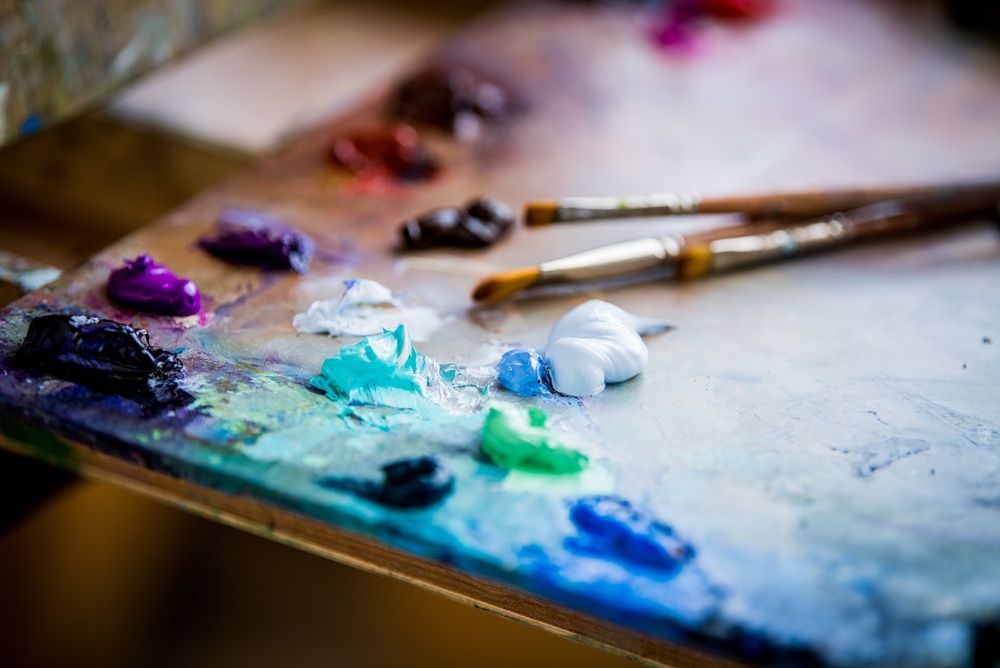 Artist,Palette,With,Blue,Paint,Tube,And,Brush.,Preparation,For tavolozza di artista dove prevalgono i colori bianco, verde acqua, viola