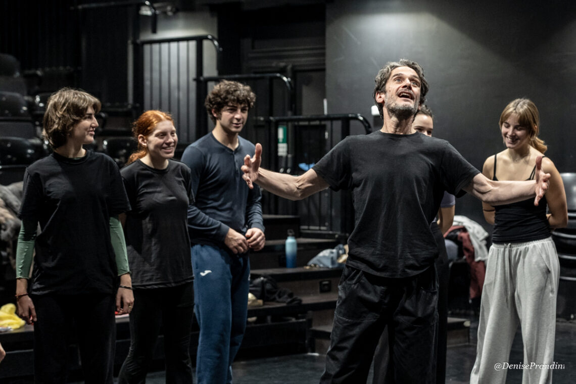 Allievi della Civica Scuola di Teatro Paolo Grassi di Milano durante una lezione in sala