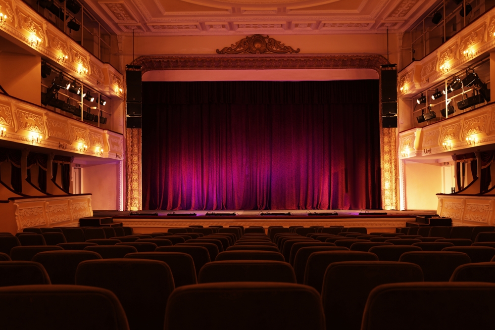 vista di teatro con sipario abbassato e platea vuota